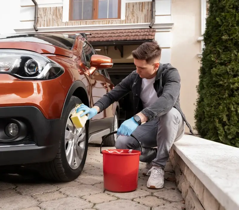 Lavage auto à domicile Bouray-sur-Juine : professionnel intervenant sur un véhicule